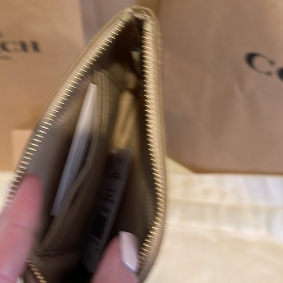 Coach Women’s Wristlet. NWT. Corner Zip. Gift Ready Coach Box & Bag - Picture 7 of 8